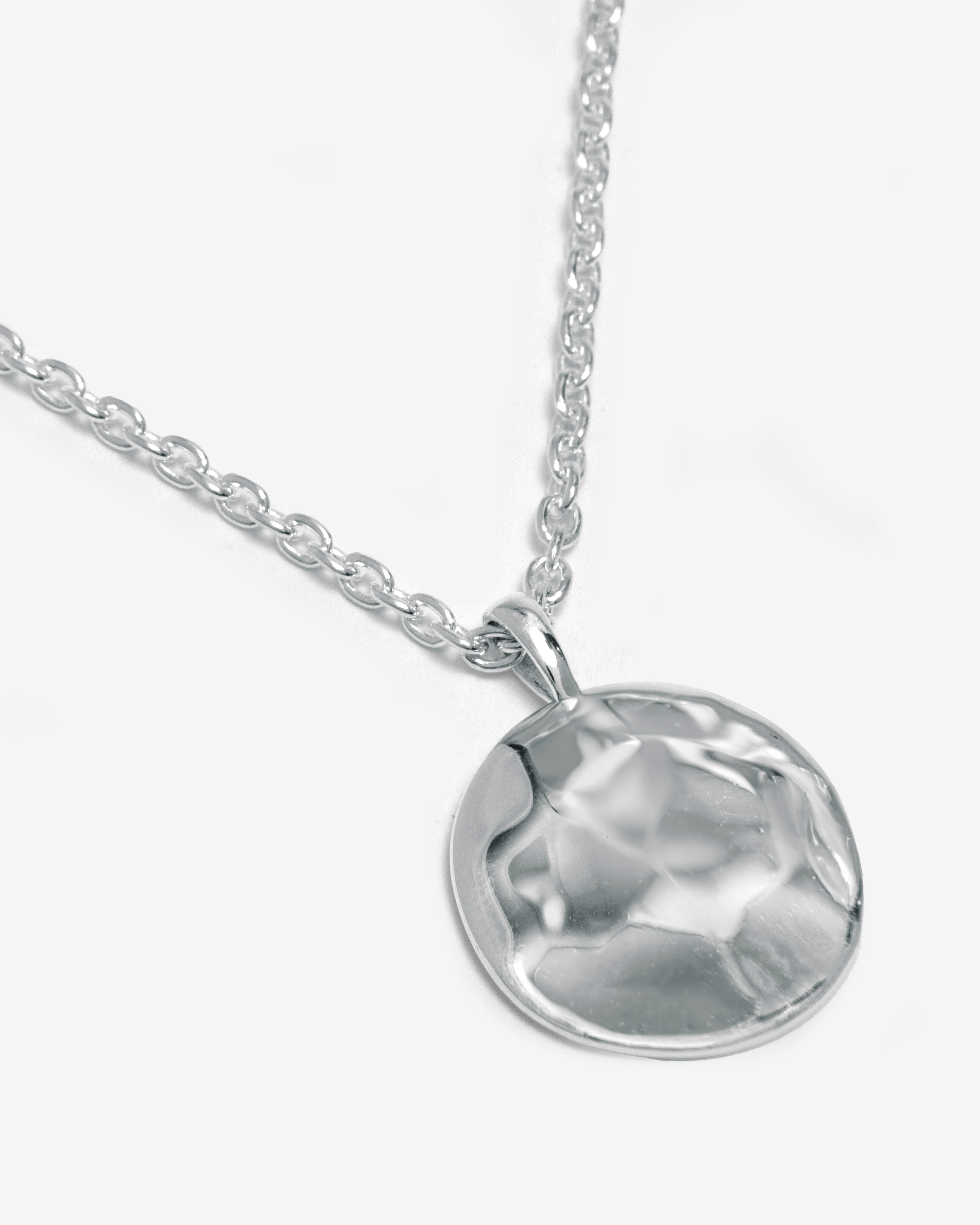 SILVER HAMMERED DISC PENDANT NECKLACE