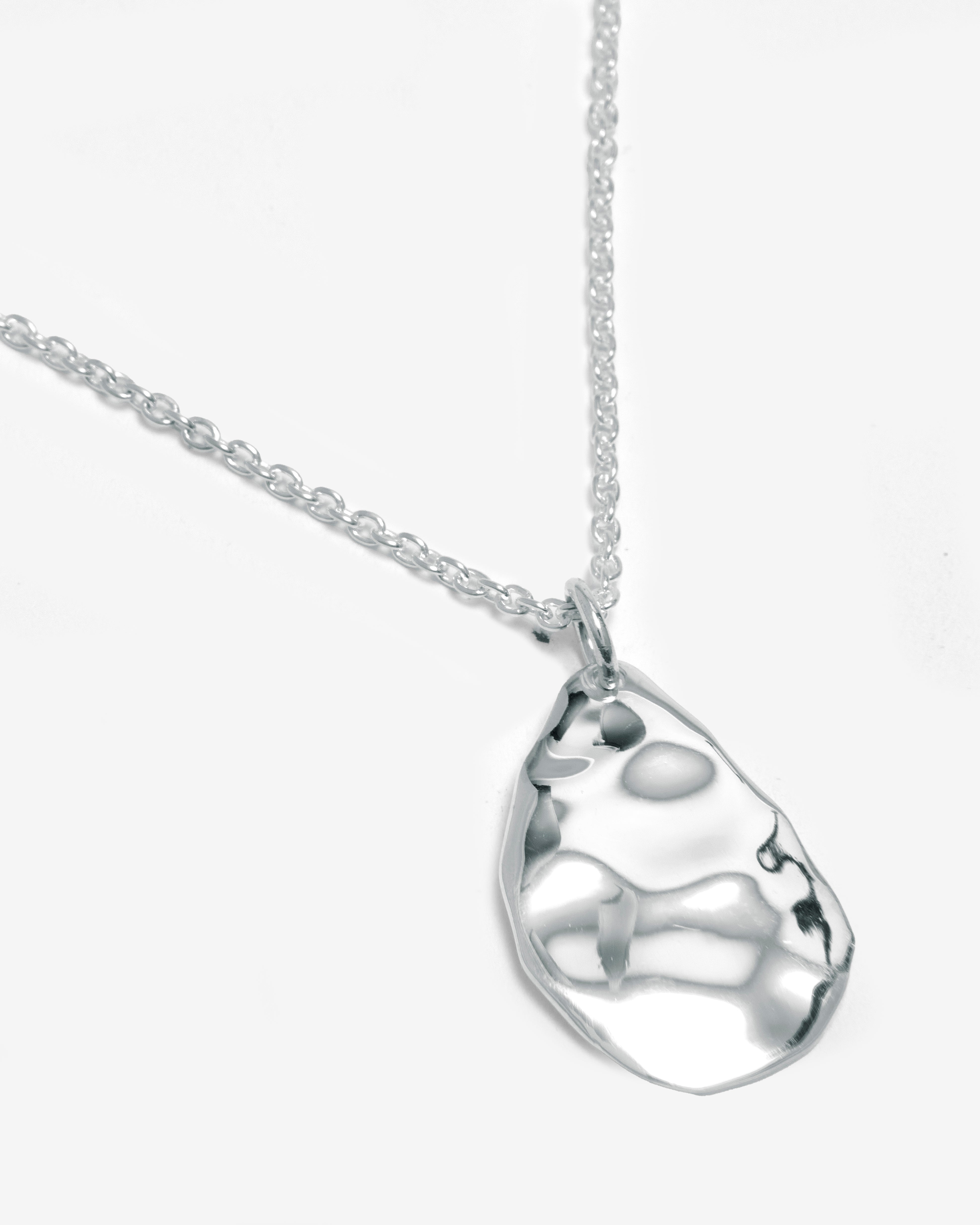 SILVER HAMMERED TEAR DROP PENDANT NECKLACE