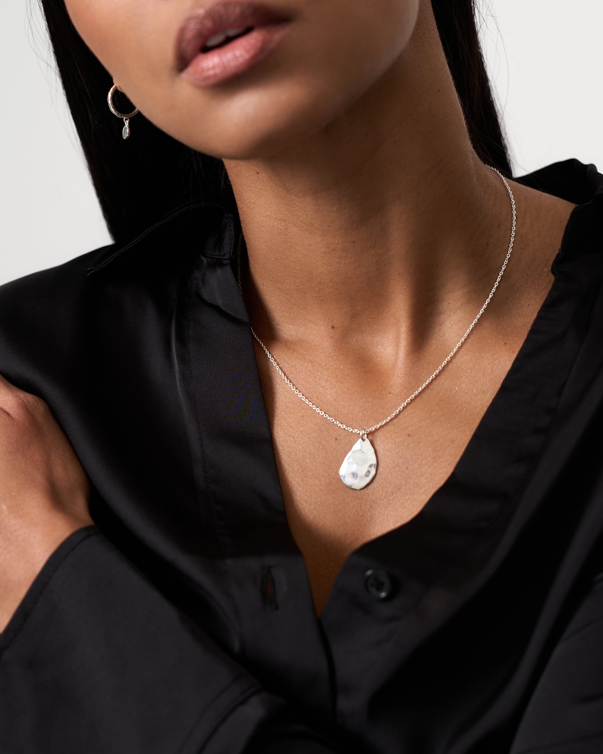 SILVER HAMMERED TEAR DROP PENDANT NECKLACE